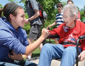 12:31 pm: Throughout the day, passersby, young and old, would stop to greet and thank the veterans. Just outside the World War II Memorial, a student visiting the memorials with her class not only passed by, but took Polly Lipscomb’s hand and visited with the 101-year-old former Army nurse for a minute or so before rejoining her class. Sadly, Lipscomb died eight days after the day trip.