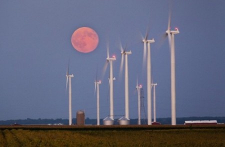 Dusk settles and a full moon rises over a farm in southwestern White County as giant turbines of the Meadow Lake Wind Farm harvest the power of the wind to create electricity. Meadow Lake is one of the largest wind farms in Indiana, and, beginning in 2018, Indiana’s electric cooperative power suppliers, Hoosier Energy and Wabash Valley Power Association, will be purchasing power from Meadow Lake for electric cooperatives to distribute to their member/consumers all across Indiana. Photo by iStock.com/alexeys