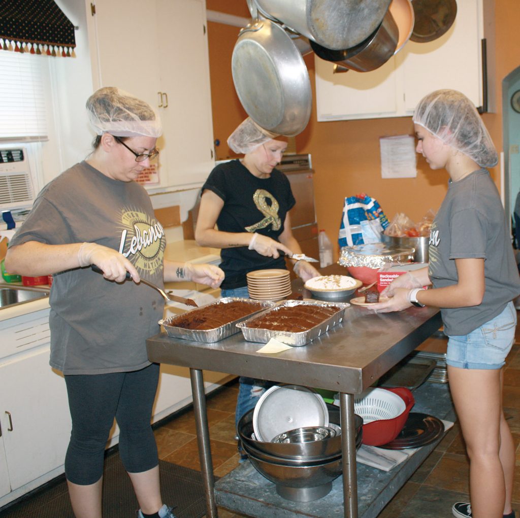 Lebanon Schools serving meal at Shalom House