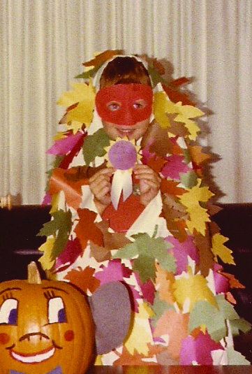 Child in leaf costum