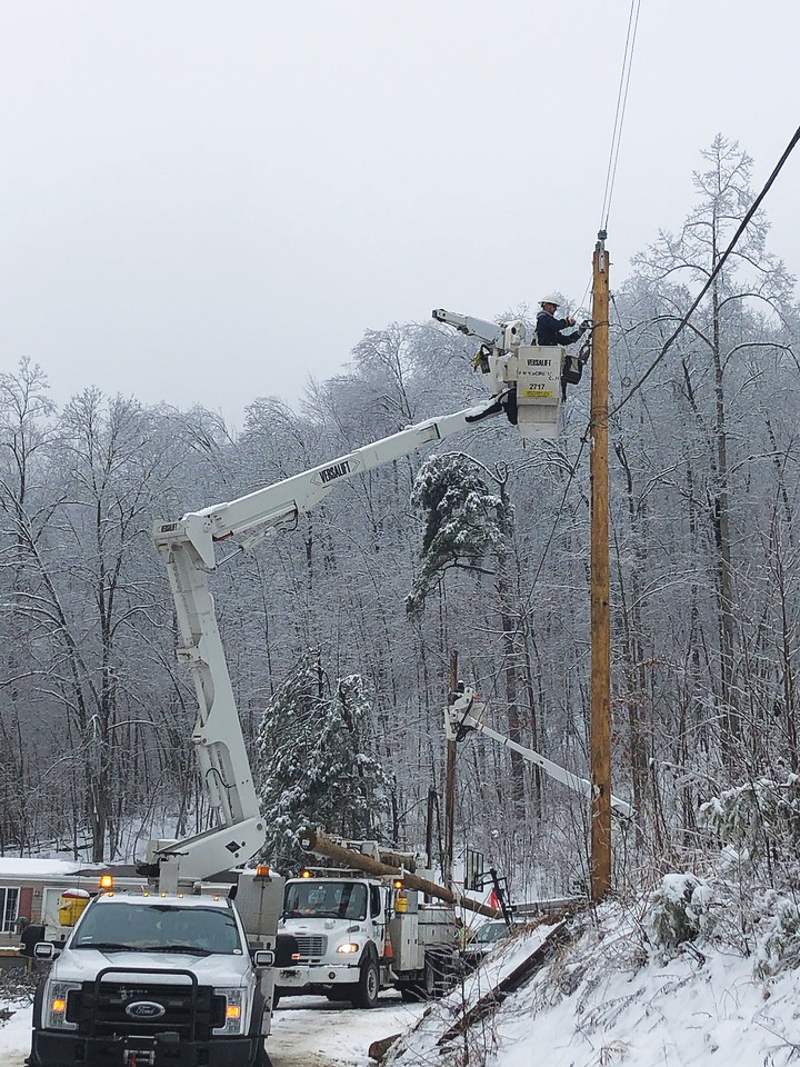 Lineworker working in ice storm in KY