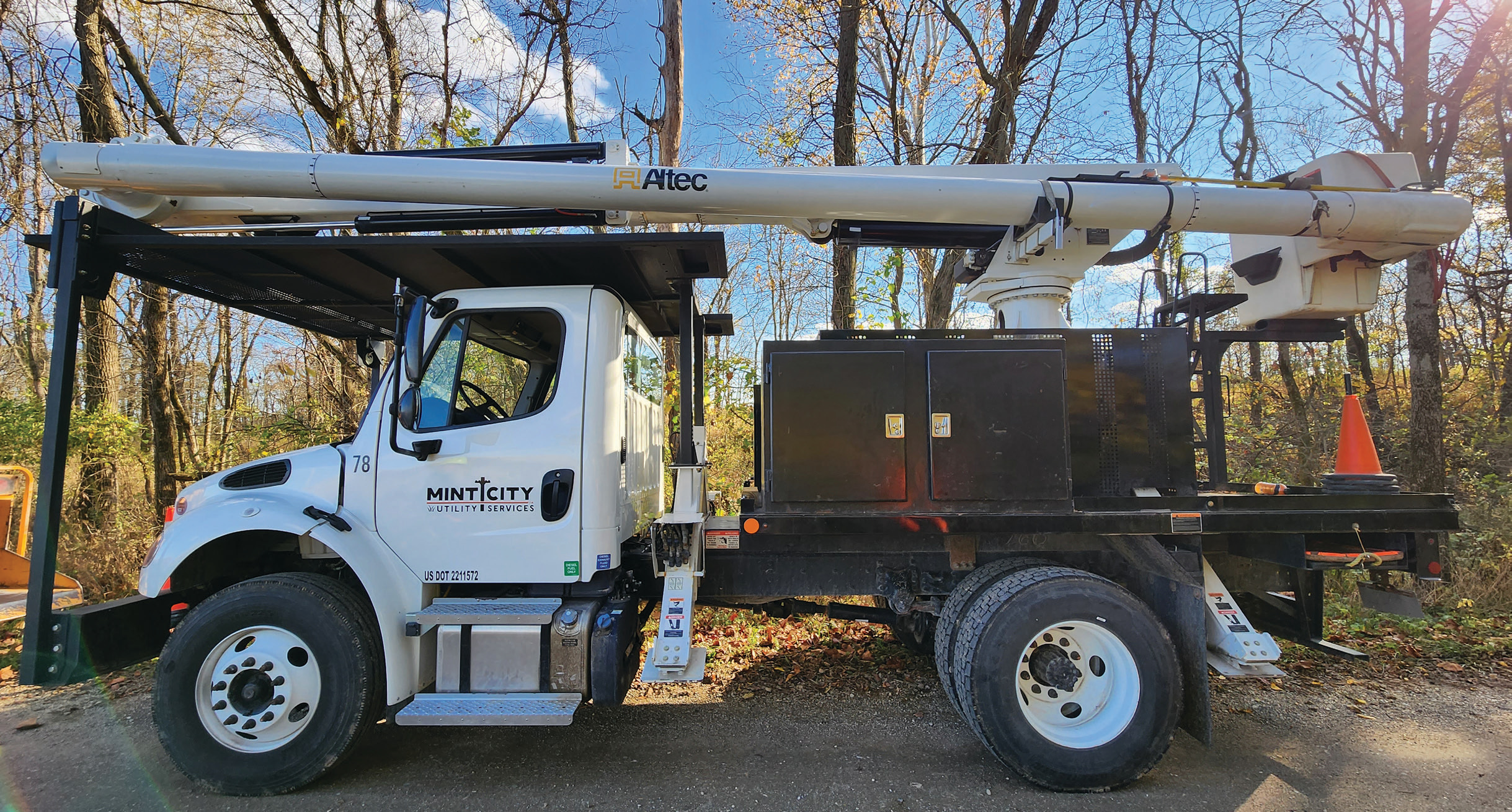 Tree trimming truck