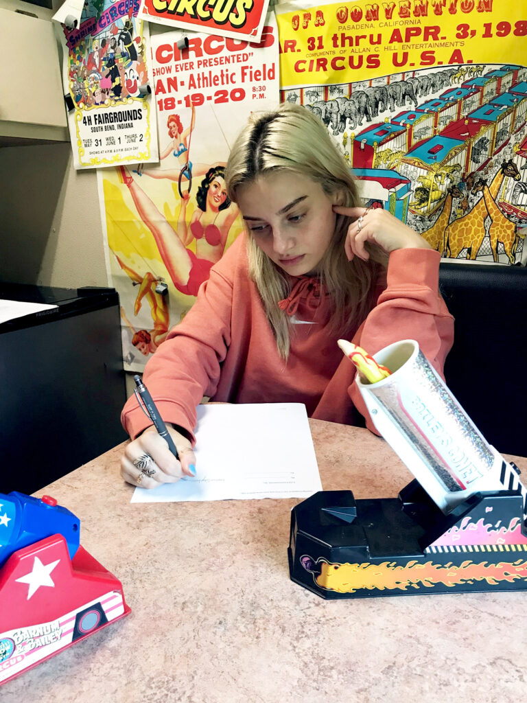 Miser signs contract